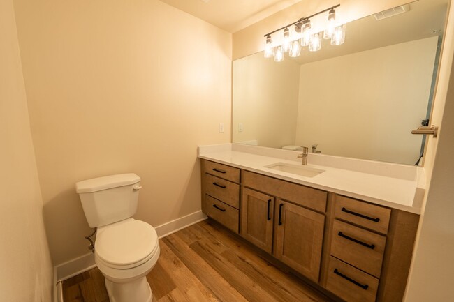 Building Photo - 3 Bed / 2.5 Bath Townhome w/Deck, Walkout ...