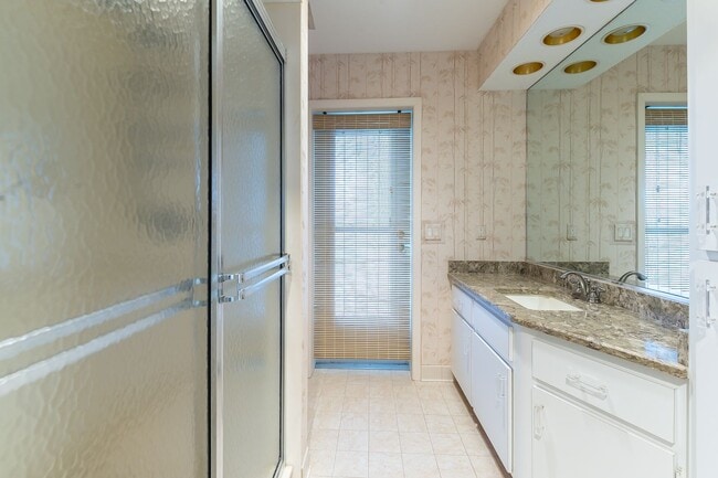 Building Photo - Spacious 3-Bed, 2-Bath Pool Home in Planta...