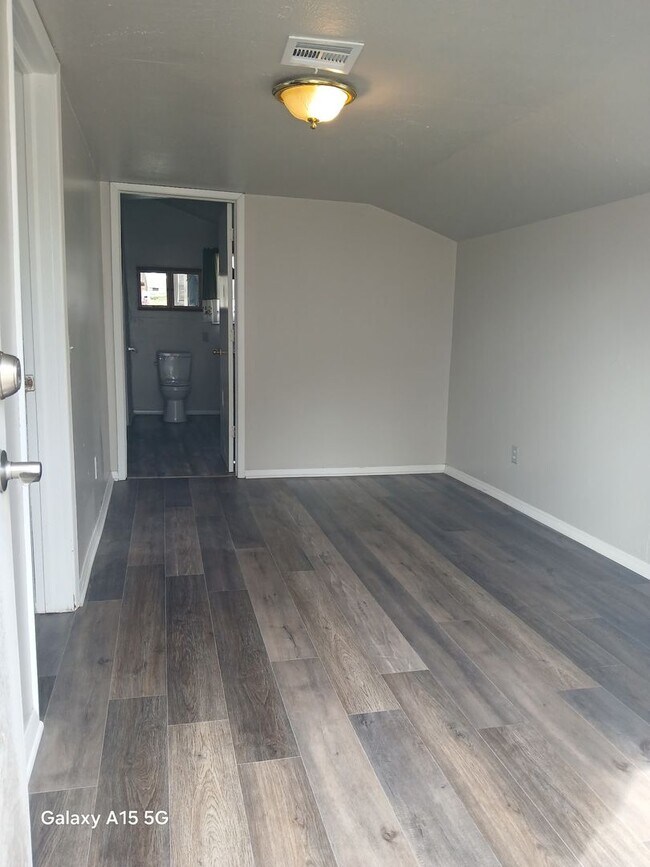 Building Photo - Charming 2-bedroom, 1-bath