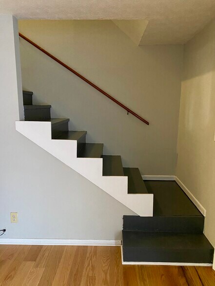 Building Photo - 326 Howell Ave