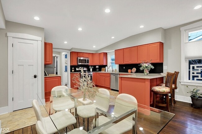 Building Photo - 140 N Main St