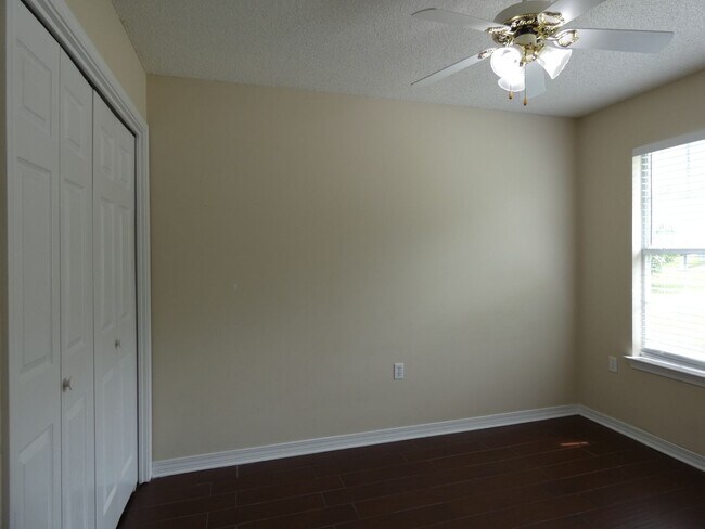 Building Photo - Adorable 2 Bed/2 Bath Duplex