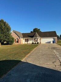 Building Photo - 3 Bedroom / 2 Bath with plenty of space. T...