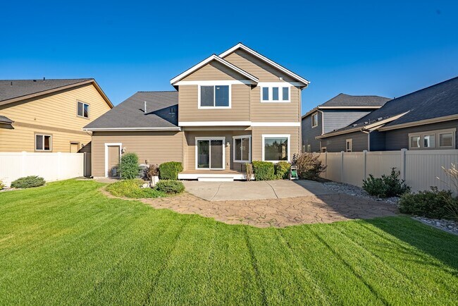 Building Photo - 6649 N Madellaine Dr