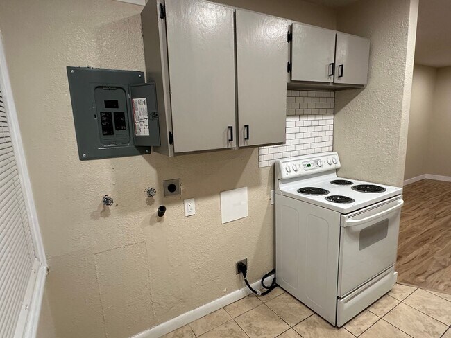 Building Photo - Duplex Front Unit!!!