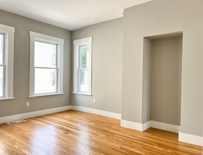 Building Photo - 642 Moody St