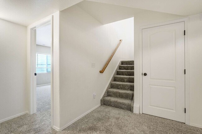 Building Photo - D20 5bdrm Home on Quiet Street in North Co...