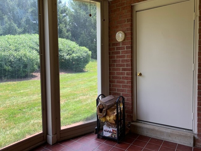 Building Photo - Spacious and Private Condo in The Oaks at Washingtonian Woods