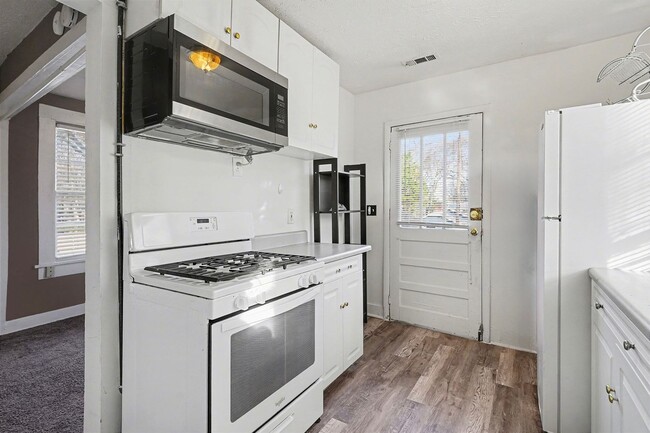 Building Photo - 1BR/1BA Carriage House in the Heart of Midtown!