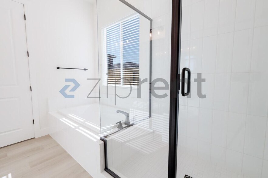 Building Photo - Unit
