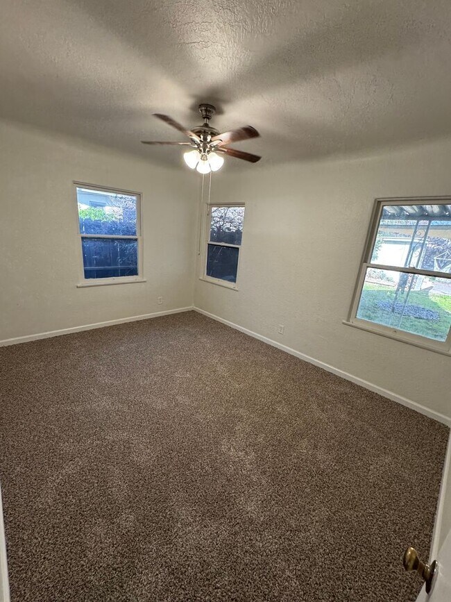 Building Photo - Old Town Charm