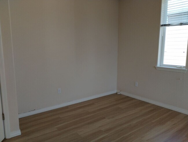 Building Photo - Bethany 4 Bed One Bed & Full Bath on Main Fenced Yard w/EV Charger Close to Schools & Shopping