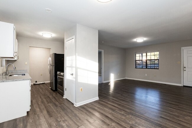 Building Photo - Three Bedroom Home!