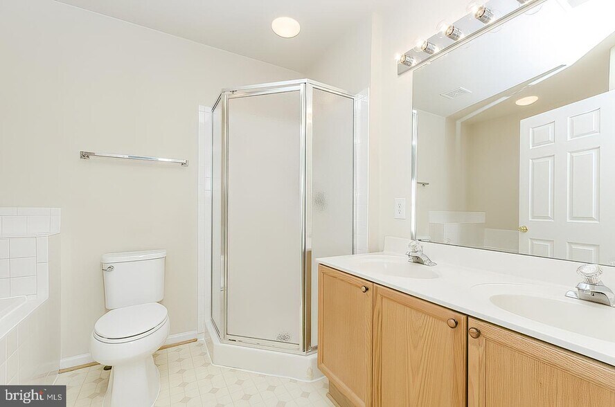 Building Photo - 9 E Calabash Ct