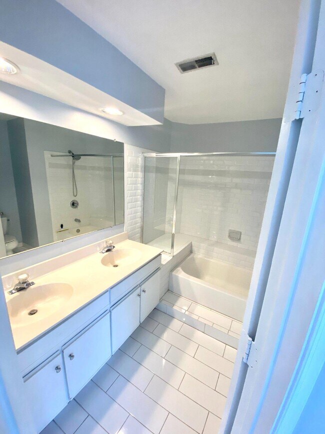 Building Photo - 3313 Sir Thomas Dr