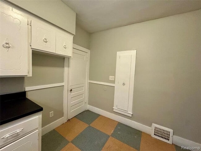 Building Photo - 14570 Lappin St