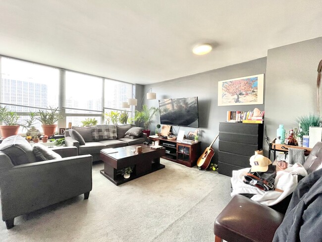 Building Photo - High Floor Studio with Fabulous Views of the Loop FOR RENT!