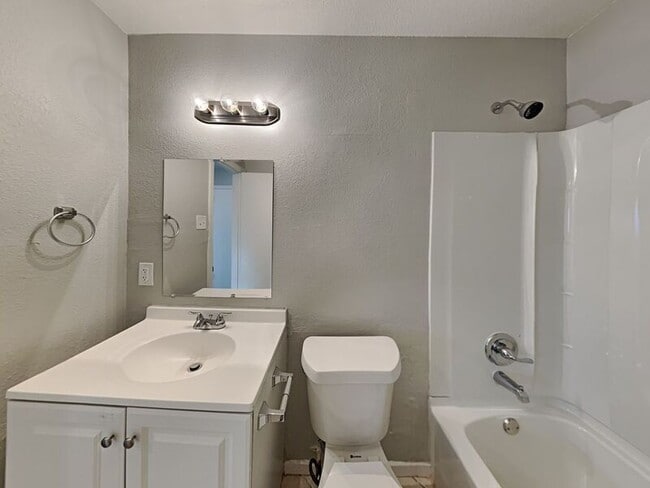 Building Photo - 4725 Dilworth Ct