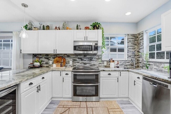 Building Photo - 3122 W Grace St