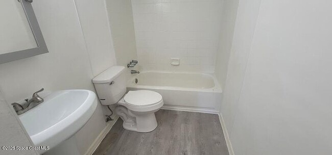 Building Photo - 556 Titus St