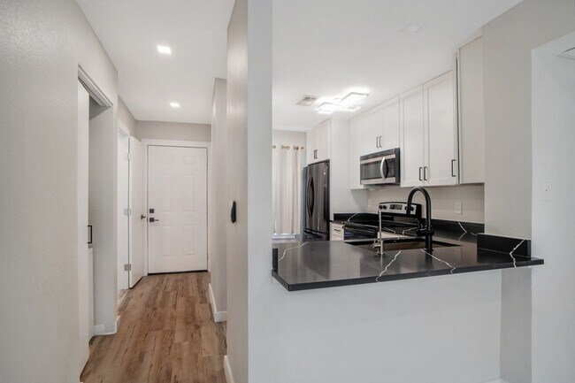 Building Photo - 618 W Collins St