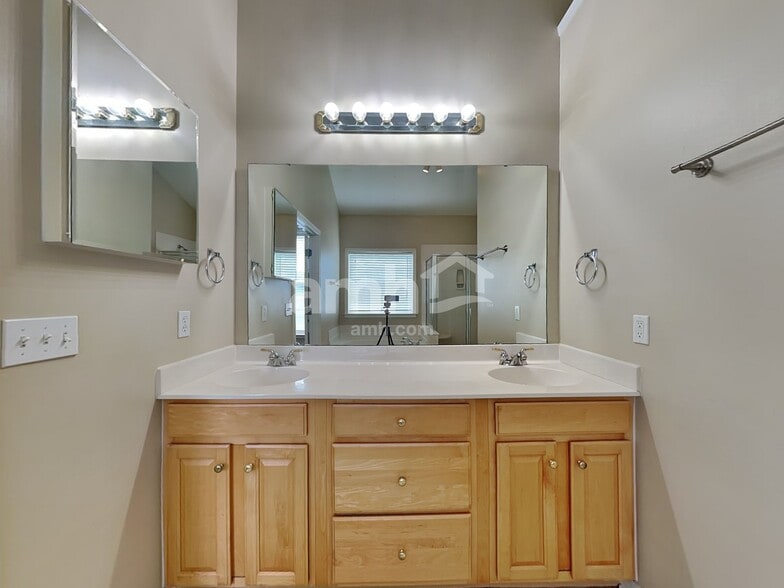 Building Photo - 331 Surrywood Dr