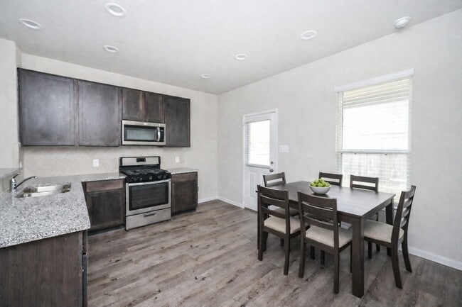 Building Photo - 2710 Hoffman Ln