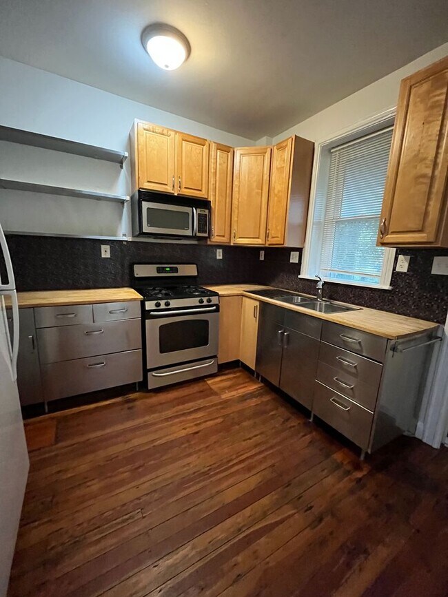 Primary Photo - ???Spacious 4 Bedroom 1.5 Bath house locat...