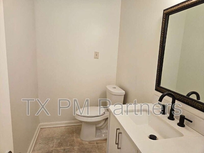 Building Photo - 500 N Post Oak Ln