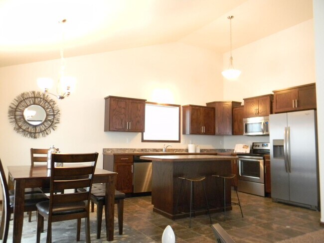 Building Photo - 521 E Foxtail Dr