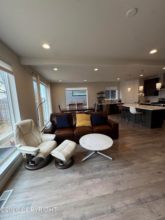 Building Photo - Fully furnished ranch style in downtown Anchorage