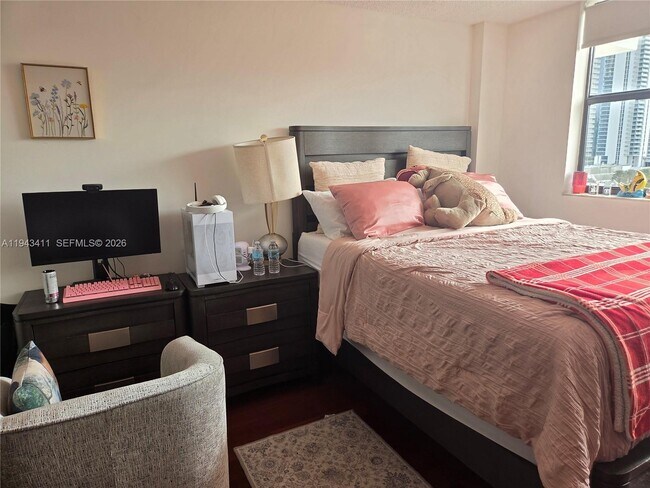 Building Photo - 210 174th St