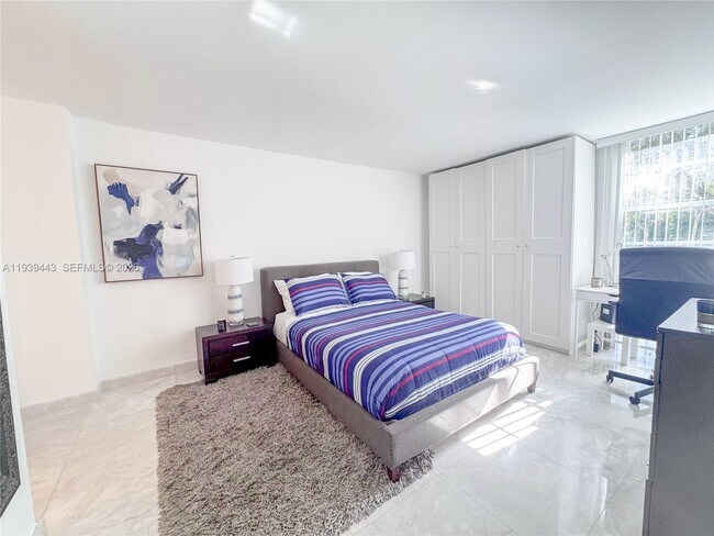 Building Photo - 3301 N Country Club Dr