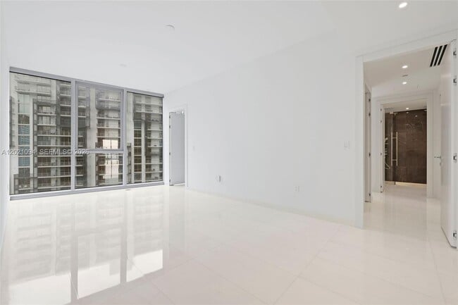 Building Photo - 300 Biscayne Blvd Way