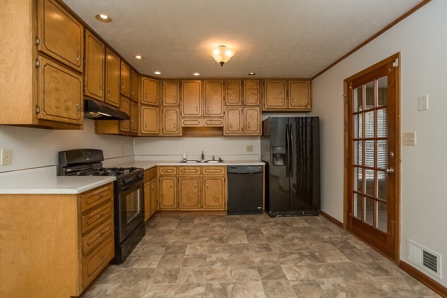 Building Photo - 105 Bennington Dr