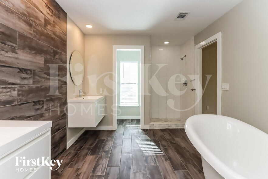 Building Photo - 7935 Shangrila Ln