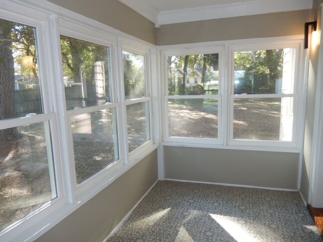 Building Photo - Large Colonial