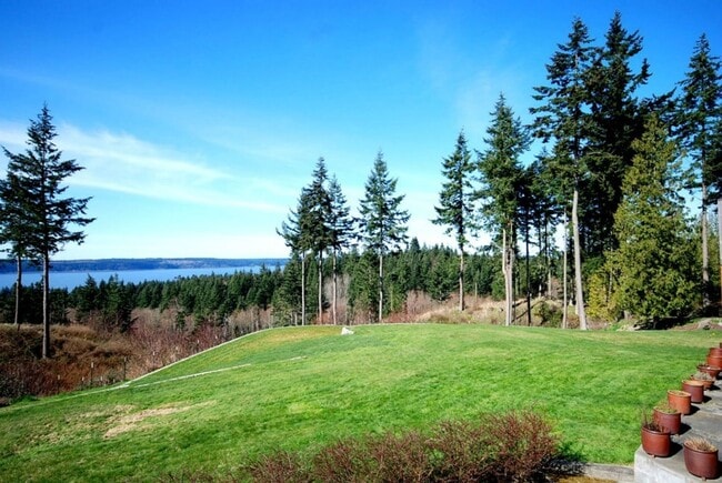 Building Photo - 1 bedroom 1 bath Apartment Camano MIL water views!