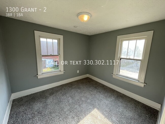 Building Photo - Second level Three bedroom One bathroom ap...