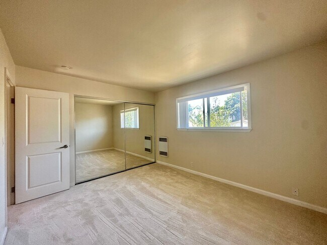 Building Photo - Beautifully Renovated Multi-Level Living C...