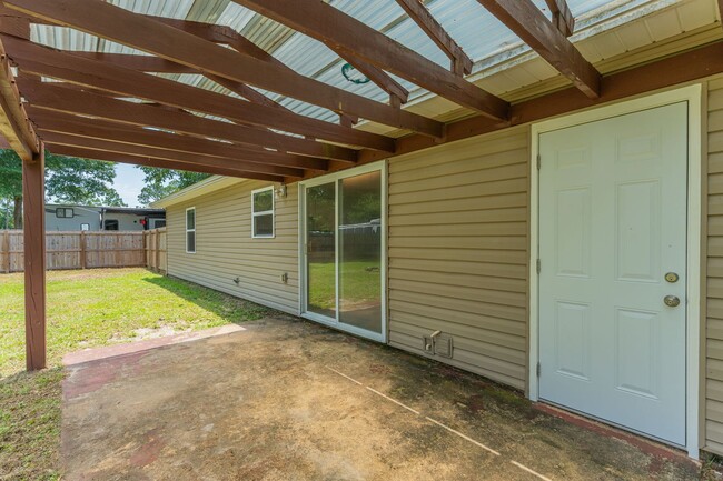 Building Photo - Charming Navarre Home on Nearly Half an Acre