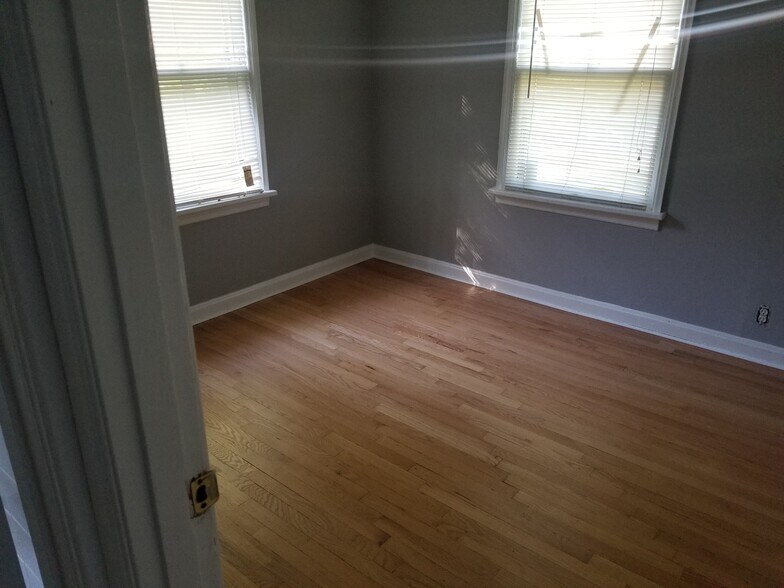 Building Photo - 2122 Rosebud Ave