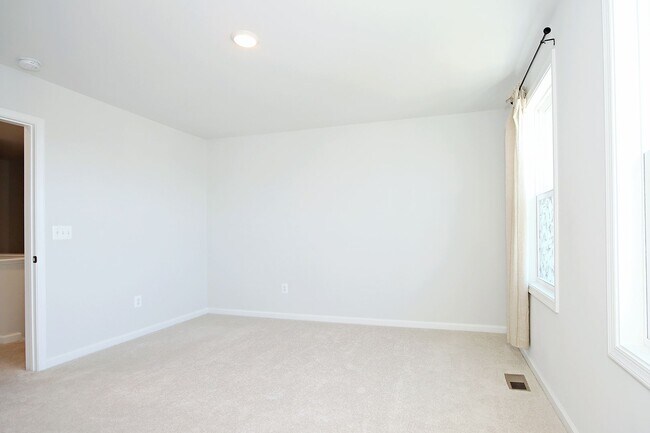 Building Photo - Pleasant Green Townhome Near Downtown Crozet