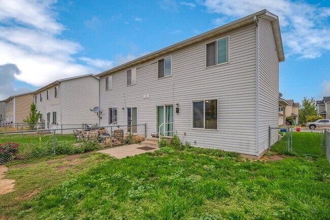 Building Photo - 3 bed 2 bath duplex with sprinkler system