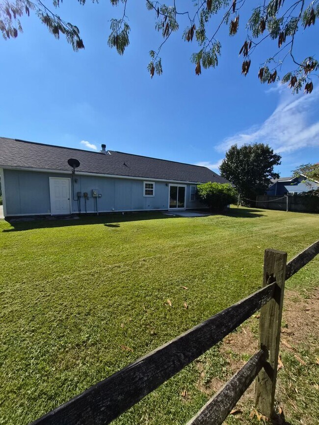 Building Photo - 3 bedroom 2 bath home in Foxtrace subdivision