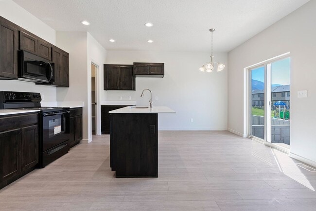 Building Photo - Chic 3 Bed 2.5 Bath Townhome in Spanish Fork!