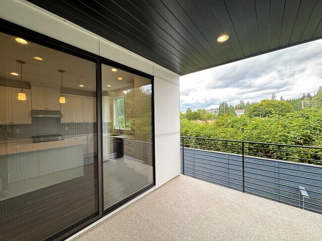 Building Photo - Luxury townhouse for rent