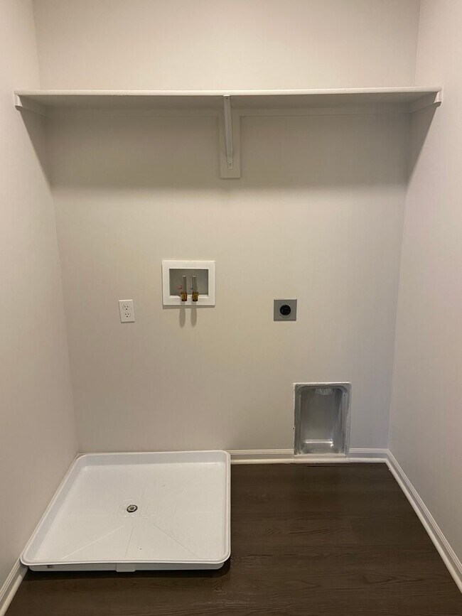 Building Photo - NOW PRELEASING!  Three Bedroom | Two and a Half Bath Home in Spring Hill