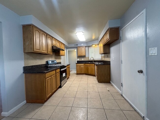 Building Photo - Beautiful single-story home with 4 bedroom...
