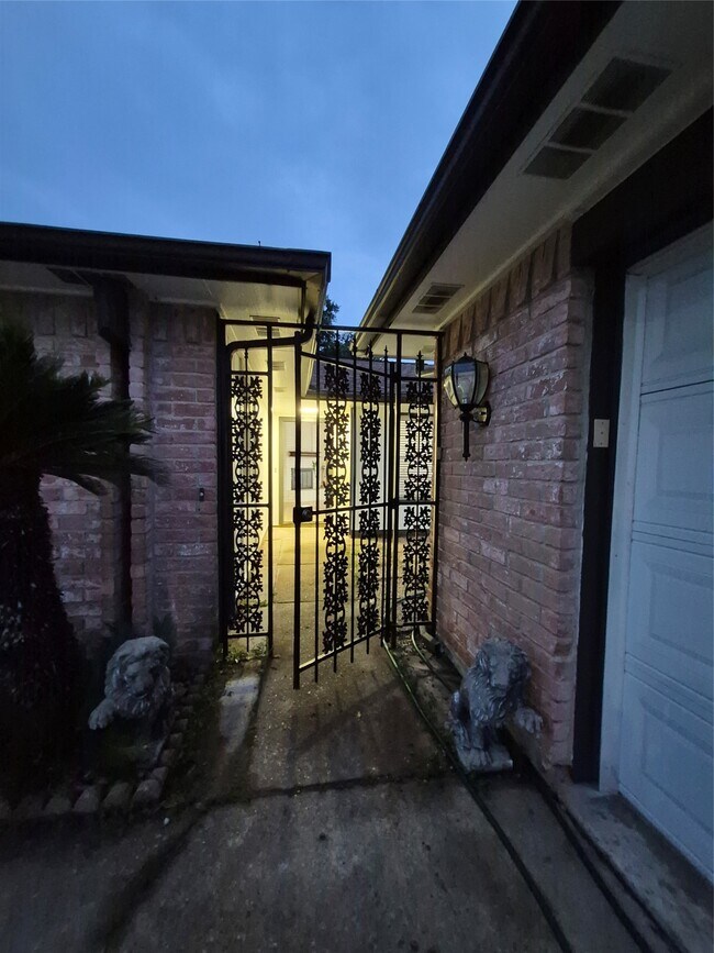 Building Photo - 3402 Cascadia Dr